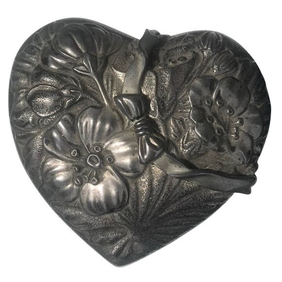 Vintage Heart-Shaped Silver Pewter Floral Trinket Box - Picture 5 of 6